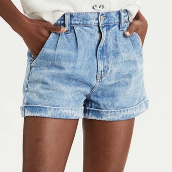 American Eagle Outfitters Pants - NWT American Eagle high rise mom shorts Size 8